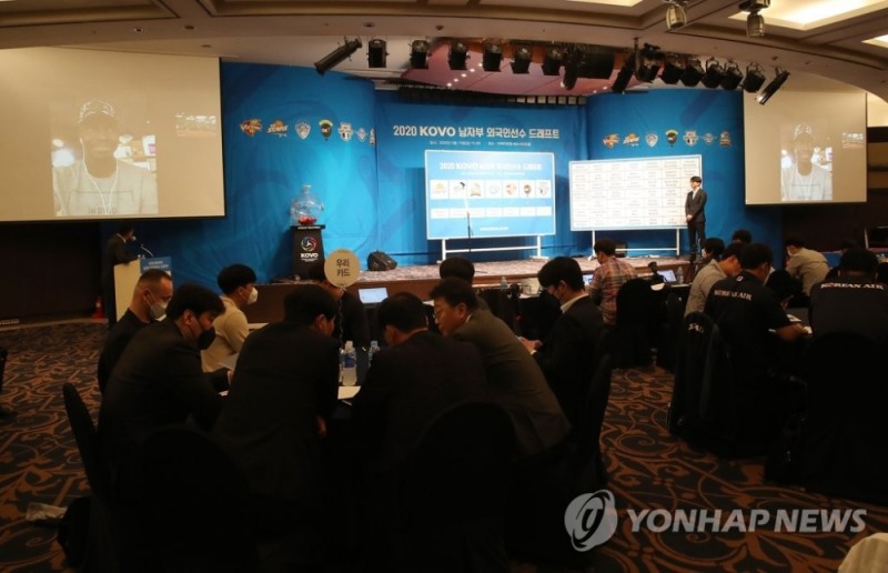 지난 5월 2020 한국배구연맹(KOVO) 남자부 외국인선수 드래프트에서 1순위로 KB손해보험에 지명된 노우모리 케이타가 영상통화로 인사하고 있다. [연합뉴스 자료사진