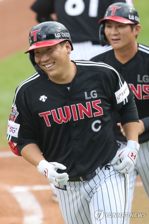 LG 김현수가 5일 삼성전에서 8회말 만루홈런을 터트리며 4연패 탈출에 해결사 역할을 했다. 특히 김현수는 주말 대구 3연전서 모두 홈런을 날리는 절정의 타격감을 과시했다.