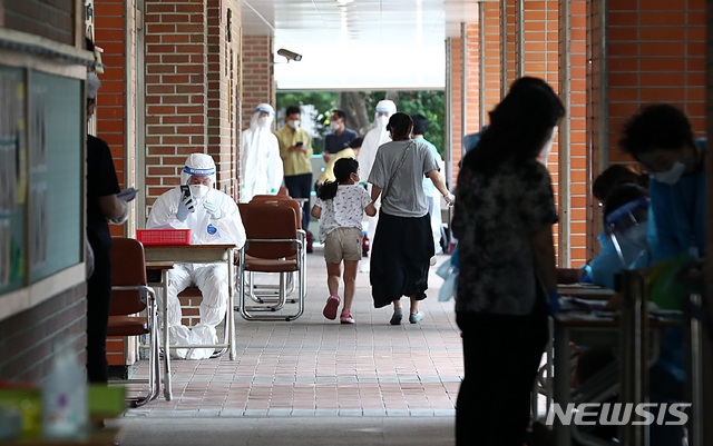  5일 오전 서울 중랑구 묵현초등학교에서 한 학생이 신종 코로나바이러스 감염증(코로나19) 검사를 받기 위해 이동하고 있다. 중랑구는 4일 묵현초 학생 1명이 코로나19 확진판정을 받았다고 밝혔다.