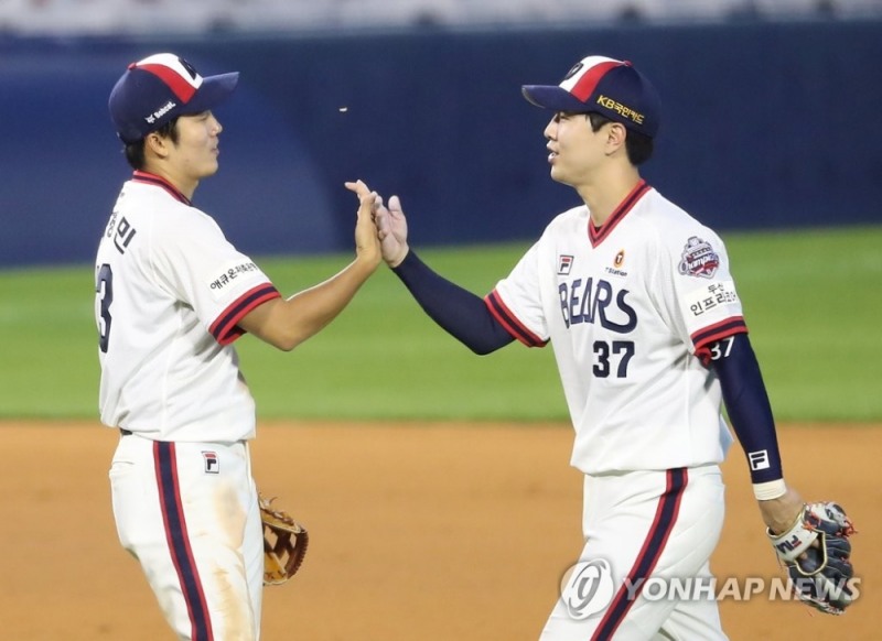 두산의 허경민과 박건우가 승리의 하이파이브로 한화전 승리를 자축했다.