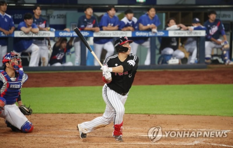 LG 김현수가 5일 삼성전에서 만루홈런으로 팀의 4연패를 끊는 확실한 해결사 역할을 했다.