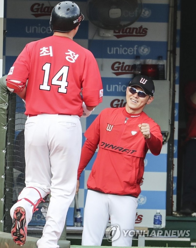 SK 박경완 감독대행이 결승홈런을 날리고 들어오는 최정을 환영하고 있다.