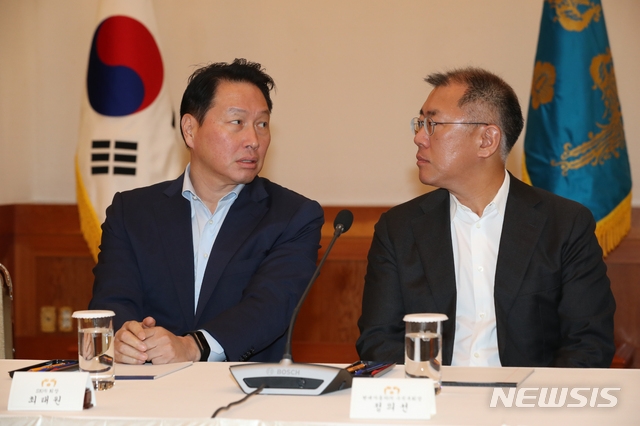 (사진=뉴시스) 최태원 SK 회장과 정의선 현대자동차 수석부회장이 지난해 7월 10일 청와대 충무실에서 열린 '경제계 주요인사 초청 간담회'에 앞서 대화하고 있다. 이날 간담회는 문 대통령이 일본 수출 규제로 인한 기업의 고충을 듣고 현실적인 대처 방안에 대해 논의하기 위해 열렸다.