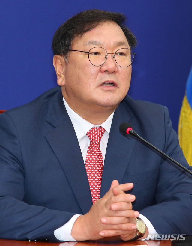 김태년 더불어민주당 원내대표가 3일 서울 여의도 국회에서 열린 더불어민주당 최고위원회의에 참석해 현안관련 발언을 하고 있다.