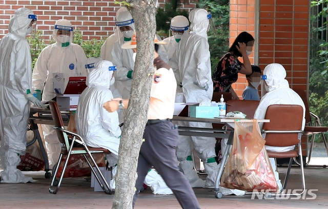 지난 5일 오전 서울 중랑구 묵현초등학교에서 학생들이 신종 코로나바이러스 감염증(코로나19) 검사를 받은 후 이동하고 있다. 중랑구는 4일 묵현초 학생 1명이 코로나19 확진판정을 받았다고 밝혔다.