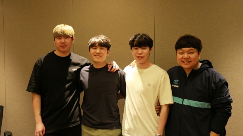왼쪽부터 광저우 차지 '차라' 김정연, '리오' 오승표, '크롱' 남기철과 조효진 감독(사진=광저우 차지 제공).