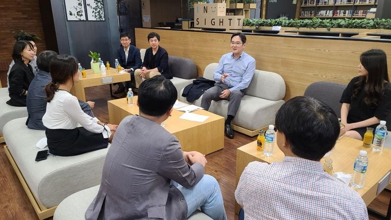 이재용 부회장이 6일 삼성전자 수원사업장을 찾아 사내 벤처프로그램 'C랩'을 통해 스타트업에 도전 중인 임직원들과 대화를 나누며 격려하고 있다./사진=삼성전자 제공