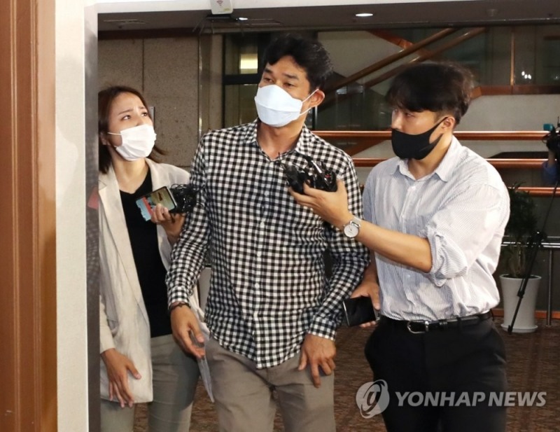 최숙현 선수 사망 사건과 관련해 6일 오후 서울 송파구 올림픽파크텔에서 열린 대한철인3종협회 스포츠공정위원회에서 가해자로 지목된 김규봉 경주 트라이애슬론 감독이 회의장으로 들어서고 있다.