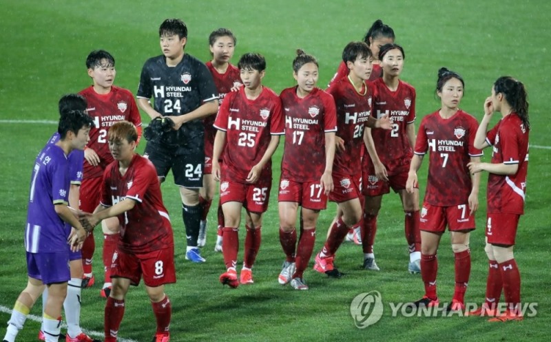 인천 현대제철 선수들이 지난 창녕WFC 와의 경기에서 승리한 뒤 기쁨 나누는 모습 [연합뉴스 자료사진]