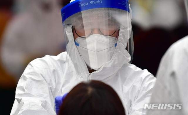 교회에서 신종 코로나바이러스 감염증(코로나19) 확진자 2명이 나온 가운데 3일 오후 광주 북구 일곡중앙교회 주차장에 마련된 선별진료소에서 보건당국이 예배 참석자들을 대상으로 검체를 채취하고 있다.