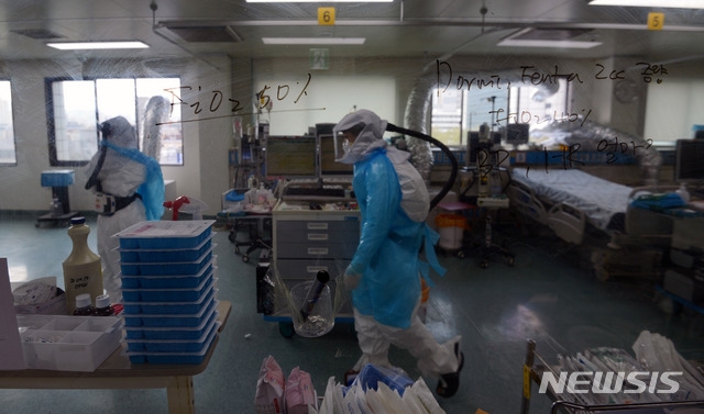 신종 코로나바이러스 감염증(코로나19) 사태가 안정세를 보이는 지난 4월 23일 오전 코로나19 중증환자들이 입원 중인 경북대병원 집중치료실에서 간호사들이 환자를 돌보고 있다. 국가지정음압치료병실이 자리한 경북대병원에는 코로나19 중증환자 25명이 입원 중이며 이들을 치료하기 위해 간호사 203명이 투입돼 24시간 3교대로 근무 중이다.