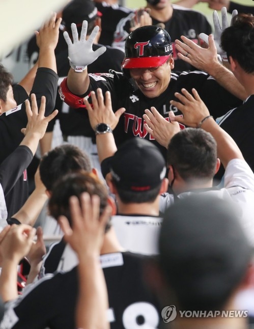 지난 5일 삼성전서 4연패를 끊는 만루홈을 날린 김현수가 더그아웃에서 동료들의 격한 환영을 받았다. LG는 이번 주에 가장 껄끄러운 상대인 두산과 NC를 만나 상위권 잔류를 위한 시험무대에 선다.