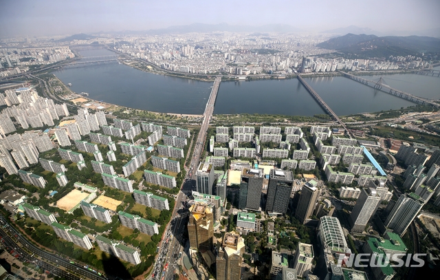 서울 송파구 롯데월드타워에서 바라본 강남쪽 아파트 단지 모습.