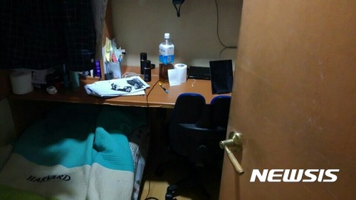 서울 동작구 노량진의 한 고시원 방 모습.