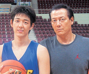  프로농구 선수시절의 김지훈(왼쪽)과 아버지 김동광 KBL 경기본부장.