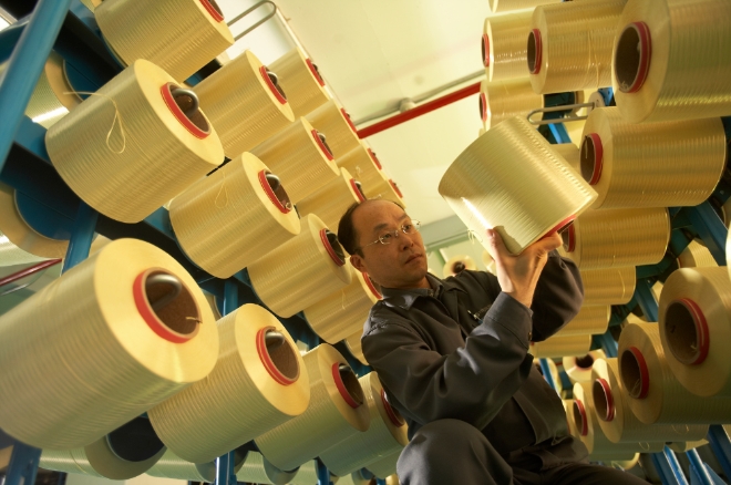 (사진=효성)효성 울산공장 아라미드 원단 품질검사