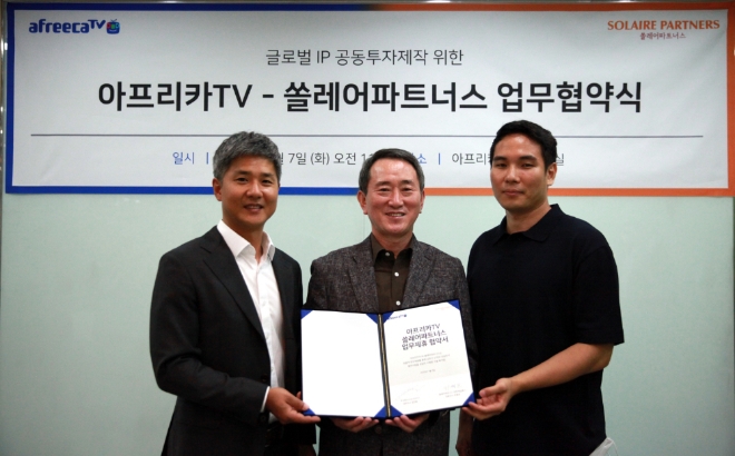 아프리카TV 정찬용 각자 대표이사(왼쪽부터), 쏠레어파트너스 최평호 대표, 프리콩(FreeCONG) 박현우 대표가 7일 진행된 업무협약식에서 기념촬영을 하고 있다.