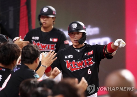 점수차 벌리는 홈런 박경수(광주=연합뉴스) 조남수 기자 = 7일 광주-기아챔피언스필드에서 열린 2020 KBO리그 kt 위즈와 KIA 타이거즈의 경기에서 kt 7번 타자 박경수가 7회 초 1사 1루에서 투런 홈런을 때리고 홈인한 뒤 더그아웃에서 동료선수들의 환영을 받고 있다.