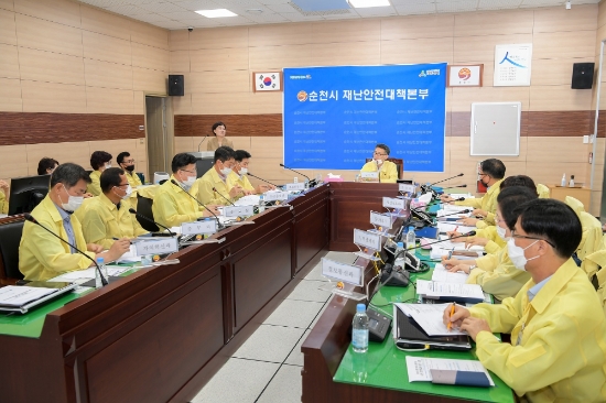 순천시는 시청 재난상황실에서 협력부서별 전략회의를 가져 '코로나19' 확산방지를 위한 향후 대책을 논의했다/사진=순천시