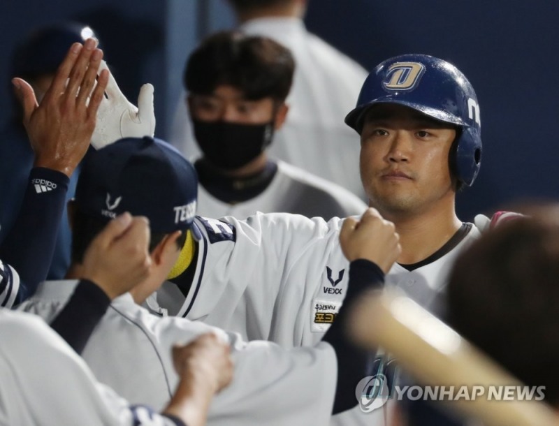 NC 다이노스 박석민이 홈런을 친 뒤 동료들의 환영을 받고 있다. 
