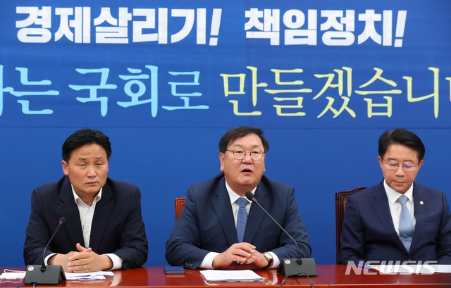 김태년 더불어민주당 원내대표가 7일 서울 여의도 국회에서 열린 더불어민주당 원내대책회의에 참석해 현안관련 발언을 하고 있다.