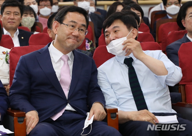 원희룡 제주지사와 주호영 미래통합당 원내대표가 지난달 9일 서울 여의도 의원회관에서 열린 '대한민국 미래혁신포럼' 21대 국회 개원 기념 특별강연에서 대화를 하고 있다.