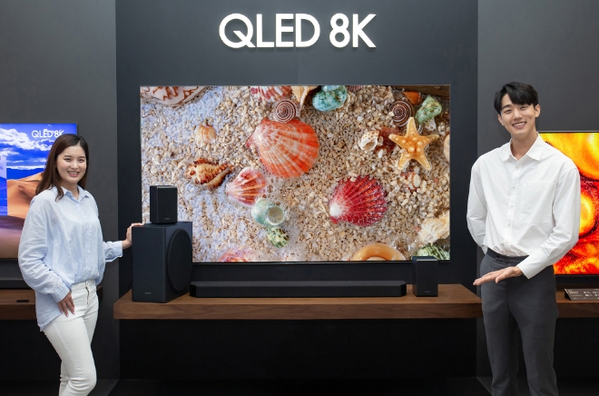 (사진=삼성전자) 삼성전자 모델이 삼성전자 수원사업장에서 신제품 프리미엄 사운드바 HW-Q950T를 소개하고 있다.