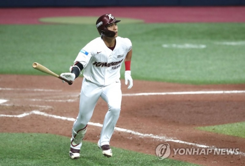 8일 서울 고척스카이돔에서 열린 2020 KBO리그 삼성 라이온즈와 키움 히어로즈의 경기.7회 말 무사 1,2루 상황에서 키움 이정후가 3점 홈런을 치고 있다.