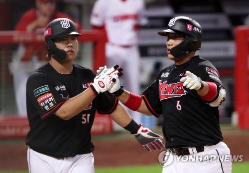 타격에서 키을 쥐고 있는 강백호(왼쪽)와 박경수