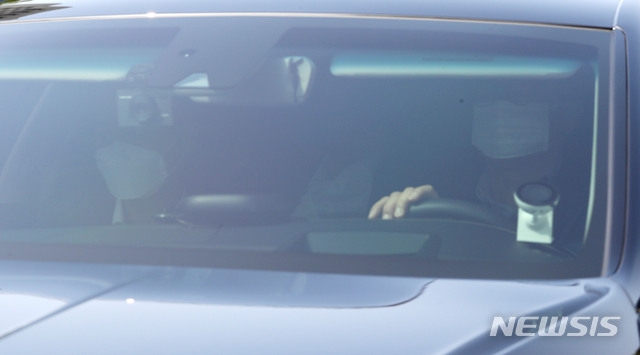 윤석열 검찰총장이 탄 차량이 9일 오전 서울 서초구 대검찰청으로 들어서고 있다.