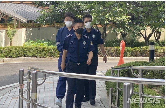 (사진=뉴시스) 라임으로부터 자금을 투자 받은 코스닥 상장사 리드의 실사주인 김정수 전 회장이 8일 오전 서울 양천구 남부지법에서 진행되는 구속 전 피의자심문을 받기 위해 법원으로 향하고 있다