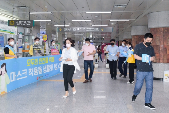 광주광역시는 코로나19 지역확산 예방을 위해 9일 지하철 상무역 일대에서 마스크 착용 일상화 범시민 캠페인을 전개했다./사진=광주광역시