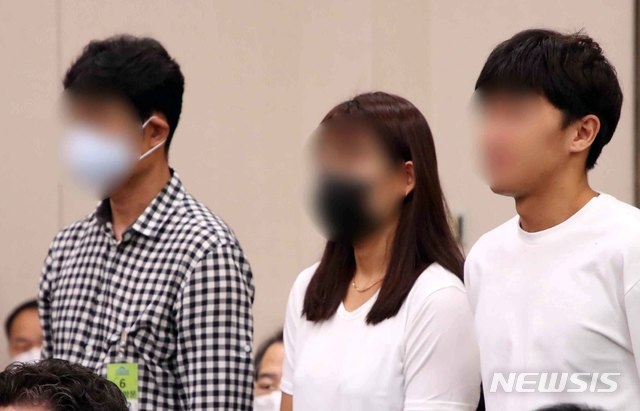 가해자로 지목된 경주시청 트라이애슬론 감독 김 모씨와 선수들이 6일 오전 서울 여의도 국회에서 열린 故 최숙현 선수 사망 사건과 관련해 열린 문화체육관광위원회에 참석해 의원 질의에 답변하고 있다.