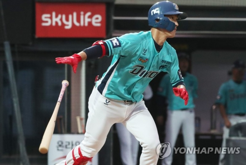 NC 노진혁이 생애 첫 만루홈런으로 4전5기에 나선 최성용에게 시즌 첫 승리를 선물했다