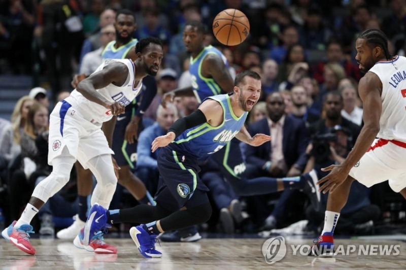 LA 클리퍼스 카와이 레너드(오른쪽) 경기 장면.