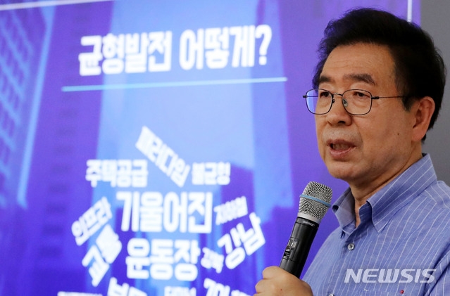강북 '옥탑방살이' 한 달을 마친 박원순 서울시장이 2018년 8월 19일 오후 서울 강북구 강북문화예술회관에서 시민과 동고동락 성과보고회에서 정책발표를 하고 있다.