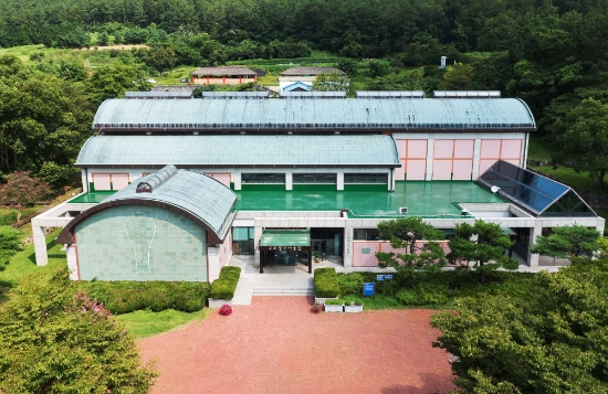 공립박물관 평가인증’에서 인증기관에 선정된 고려청자박물관 전경/사진=강진군