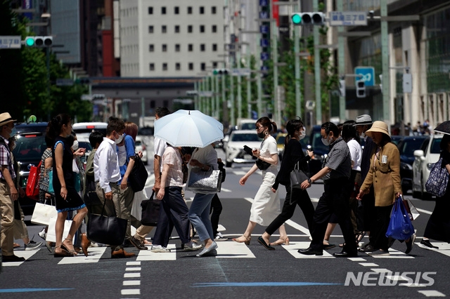 지난 2일 일본 도쿄의 한 횡단보도를 시민들이 건너고 있다