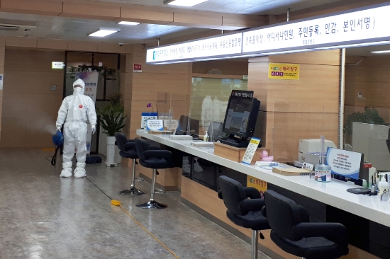 무안군은 '코로나19'가 확산되는 추세에 군청 공직자들이 앞장서 철저한 방역관리를 위해 발 벗고 나섰다/사진=무안군