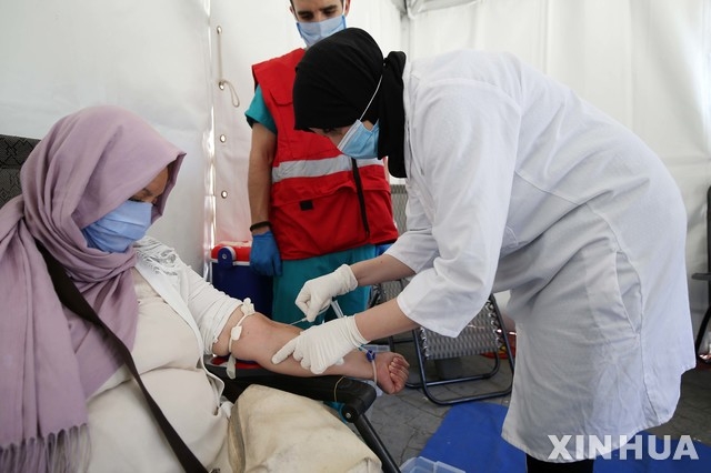 알제리의 수도에 있는 한 헌혈 센터에서 '세계헌혈의 날"인 6월 14일 헌혈하고 있는 여성주민.