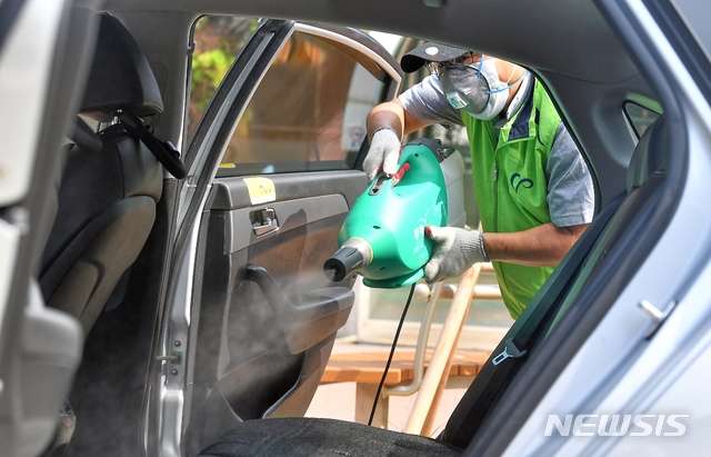 9일 오전 인천시 미추홀구 주안역 광장에서 미추홀구 종합자원봉사센터 봉사자들이 신종 코로나바이러스 감염증(코로나19) 예방을 위해 택시를 대상으로 드라이브스루 차량 방역 활동을 하고 있다.