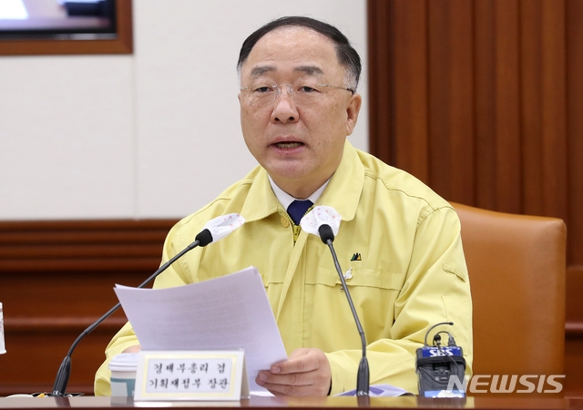 (사진=뉴시스) 홍남기 부총리 겸 기획재정부 장관이 10일 오전 서울 종로구 정부서울청사에서 열린 제10차 비상경제 중앙대책본부 회의에서 발언을 하고 있다.