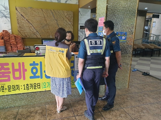 지난 8일, 사회적 거리두기 2단계 격상에 따라 여수시 체육지원과‧도시관리공단‧여수경찰서 합동점검반이 민간 체육시설에 대한 특별 지도‧점검을 실시하고 있다./사진=여수시