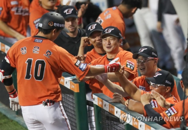 1882일만에 손맛을 본 장운호의 홈런을 앞세워 한화가 SK를 1점차로 눌렀다.