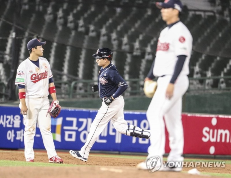 두산의 오재일이 선제 3점홈런을 터뜨리며 그라운드를 돌자 롯데 선수들이 애써 외면하고 있다.