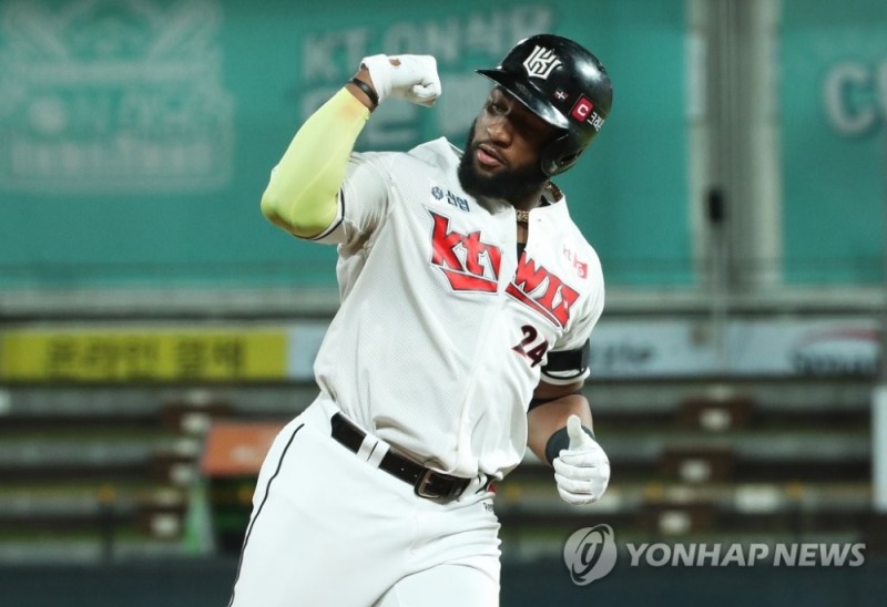 로하스는 KT선수로는 처음으로 3년 연속 20홈런 고지를 밟았다