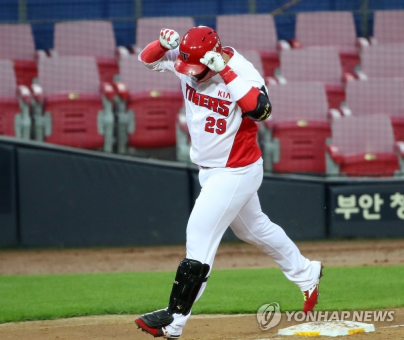 KIA의 나지완이 홈런을 날린 뒤 특휴의 세러머니를 하며 그라운드를 돌고 있다