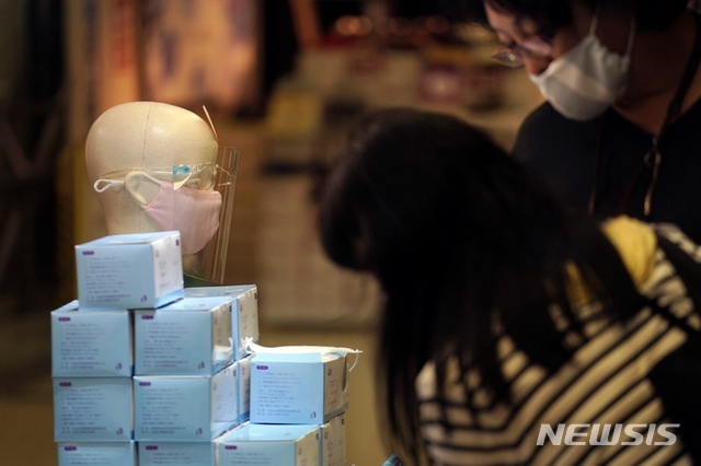 10일 일본 도쿄의 한 가게에서 신종 코로나바이러스 감염증(코로나19) 확산을 막기 위한 마스크가 판매되고 있다. 도쿄에서 10일 240여 건의 코로나19 확진 사례가 발생해 일일 최다 기록을 다시 넘어섰다고 현지 당국이 밝혔다.