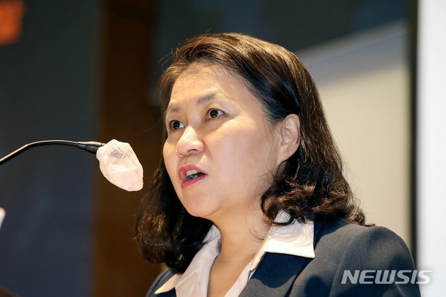 유명희 산업통상자원부 통상교섭본부장이 지난 9일 오후 서울 강남구 코엑스에서 열린 '2020 디지털 경제통상 컨퍼런스'에 참석해 환영사하고 있다.