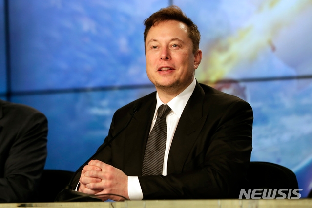 10일(현지시간) 일론 머스크 테슬라 최고경영자(CEO)의 자산 규모가 워런 버핏(89) 버크셔해서웨이 회장을 넘어서며 세계 7위 부호에 올랐다. 사진은 지난 1일 플로리다주 케이프 커내버럴에서 열린 기자회견에서 발언 중인 머스크의 모습.